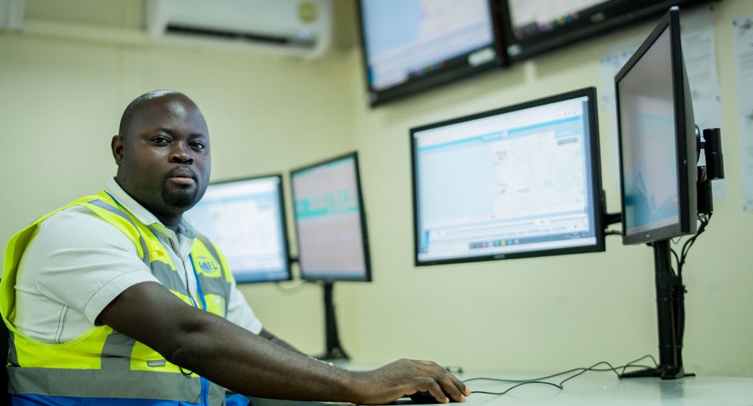 Foto de um operador no centro de controlo operacional da Sanel